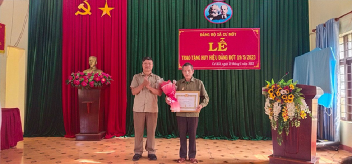 Đảng bộ xã Cư Mốt trao tặng huy hiệu đảng đợt 19/5/2023